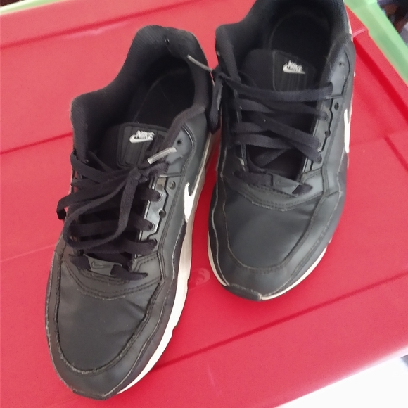 8.5 wide mens shoes